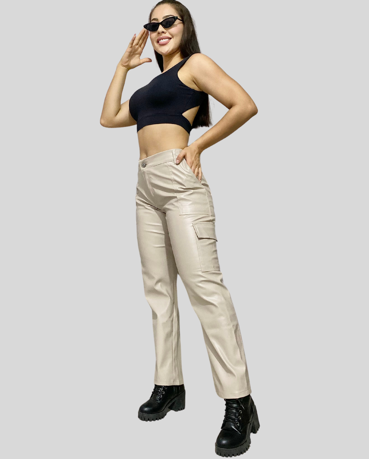 Ref: CU-2740 Pantalón cargo en stretch, efecto cuerina color beige