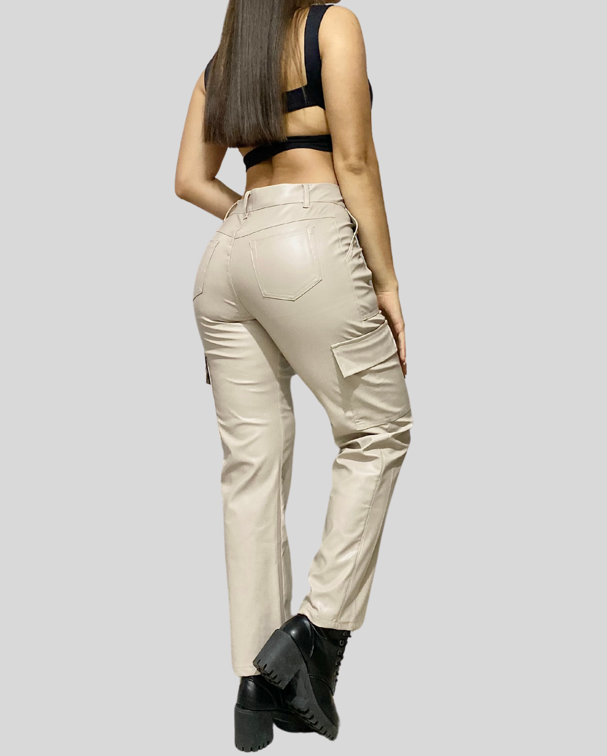 Ref: CU-2740 Pantalón cargo en stretch, efecto cuerina color beige