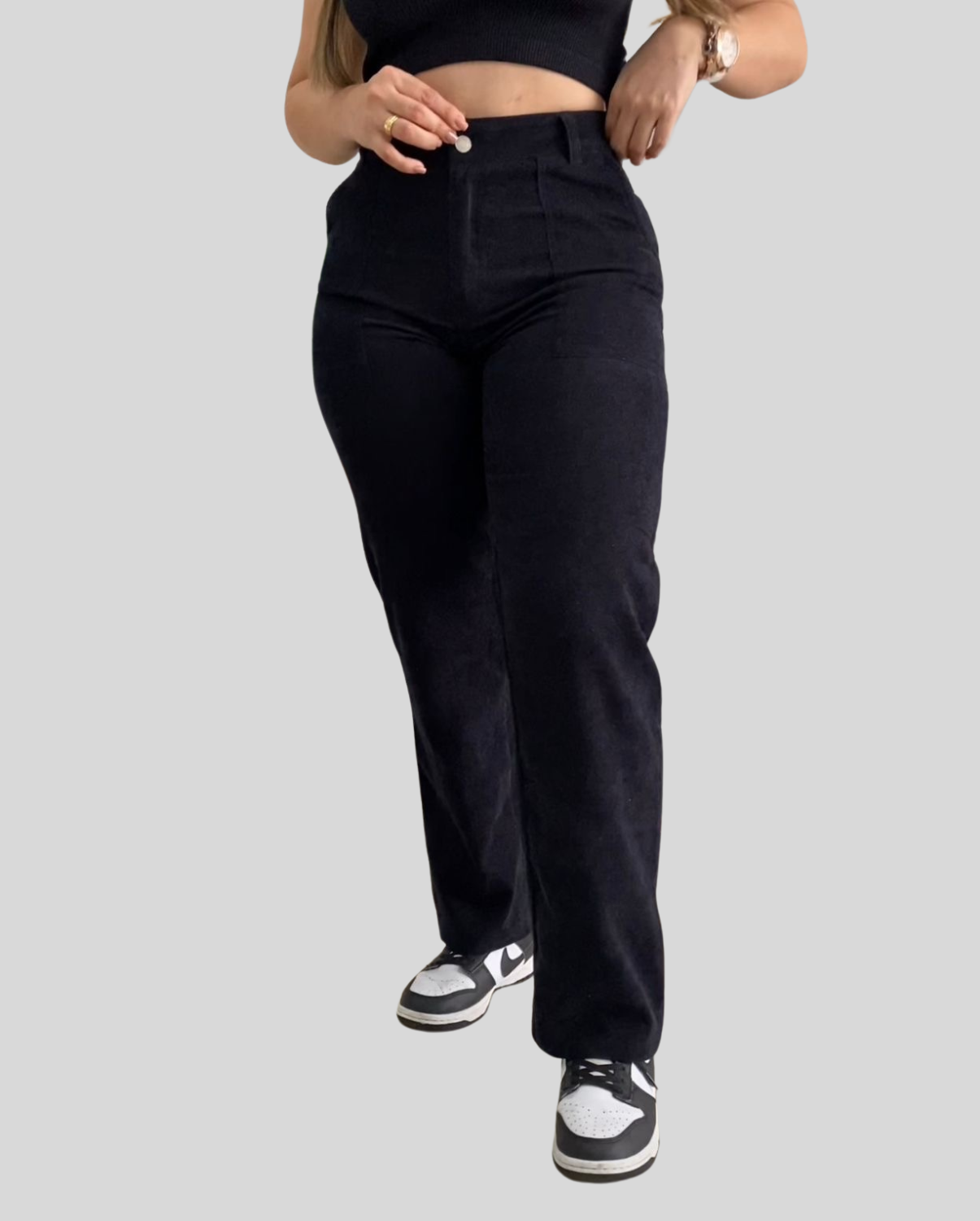 Ref: COR-2749 Pantalón corduroy en stretch, straight leg, tono negro, tiro alto, tejido plano.