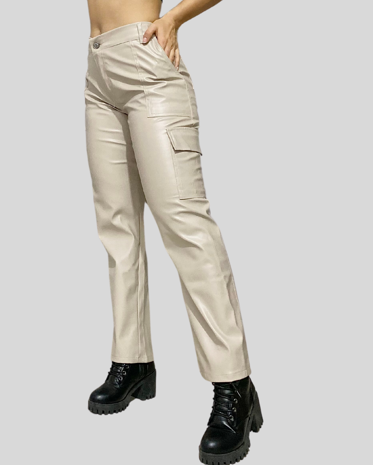 Ref: CU-2740 Pantalón cargo en stretch, efecto cuerina color beige