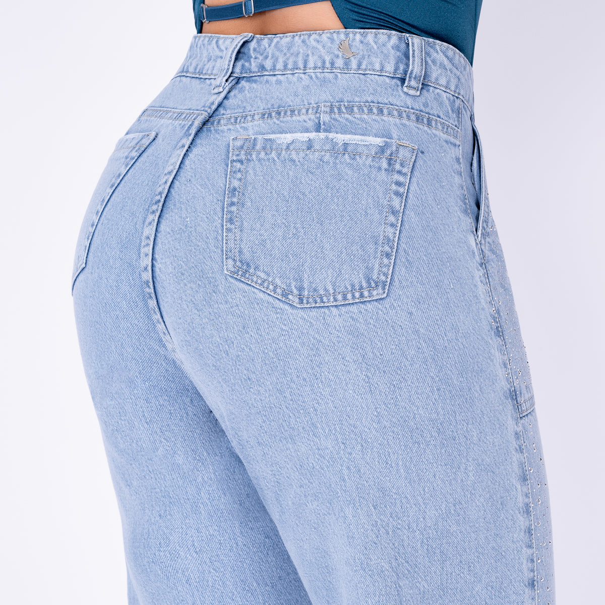Ref: J-2276-1  PANTALON RIGIDO PALAZZO BOLSILLOS SOBRE PUESTO DE BRILLOS AZUL CLARO