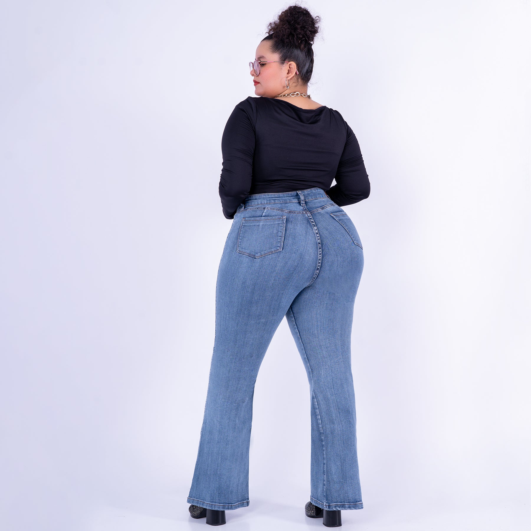 Ref: J-2270 Pantalón shiny flare stretch, bota ancha, tiro alto, tono azul claro