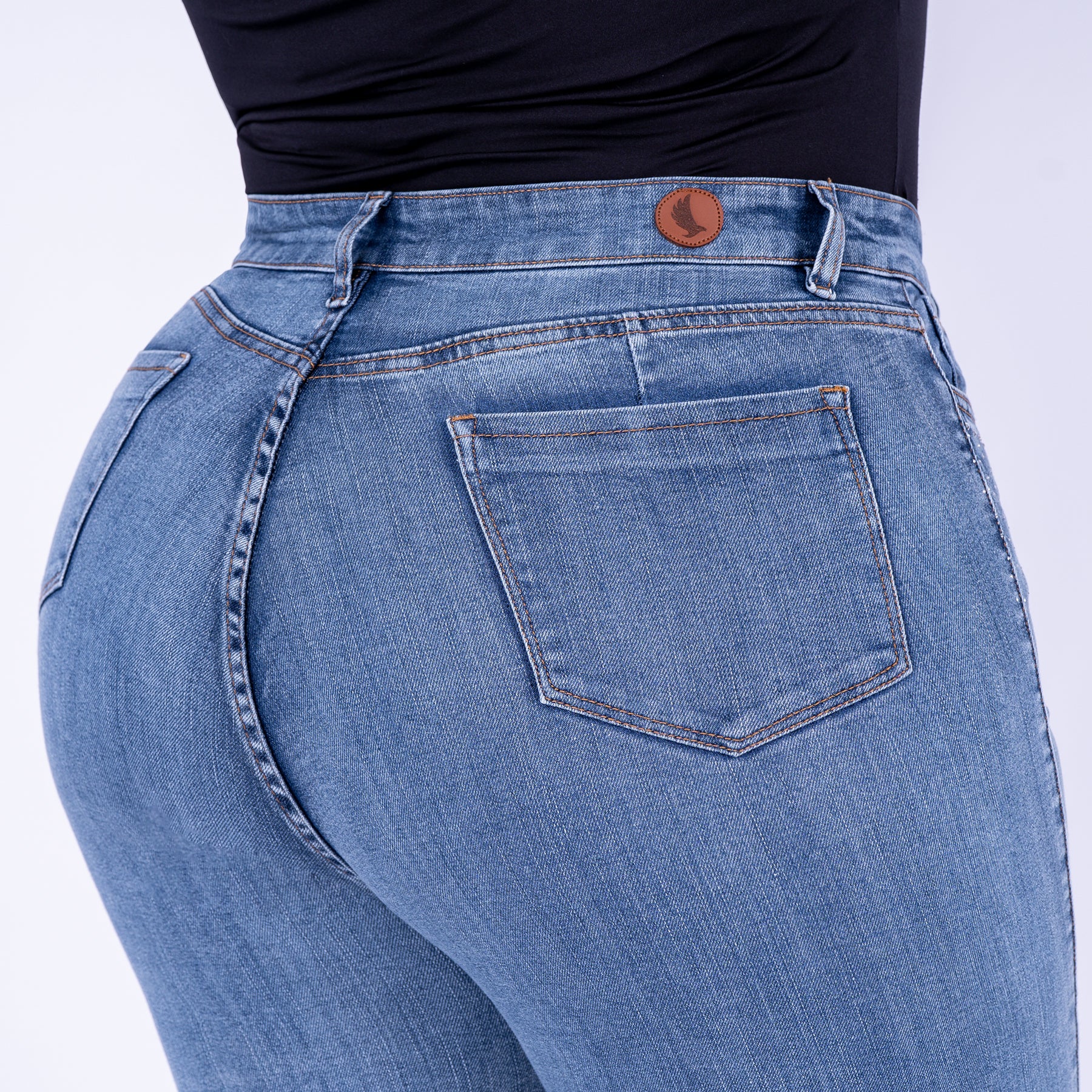 Ref: J-2270 Pantalón shiny flare stretch, bota ancha, tiro alto, tono azul claro