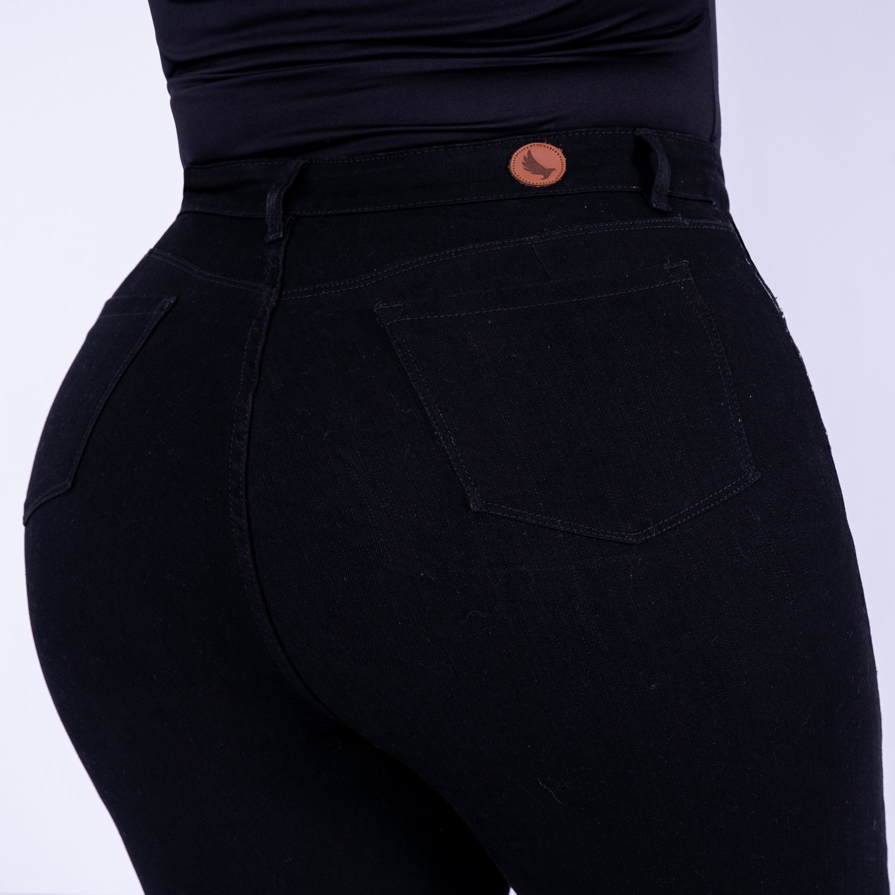 Ref: J-2271 Pantalón shiny flare stretch, bota ancha, tiro alto, tono negro