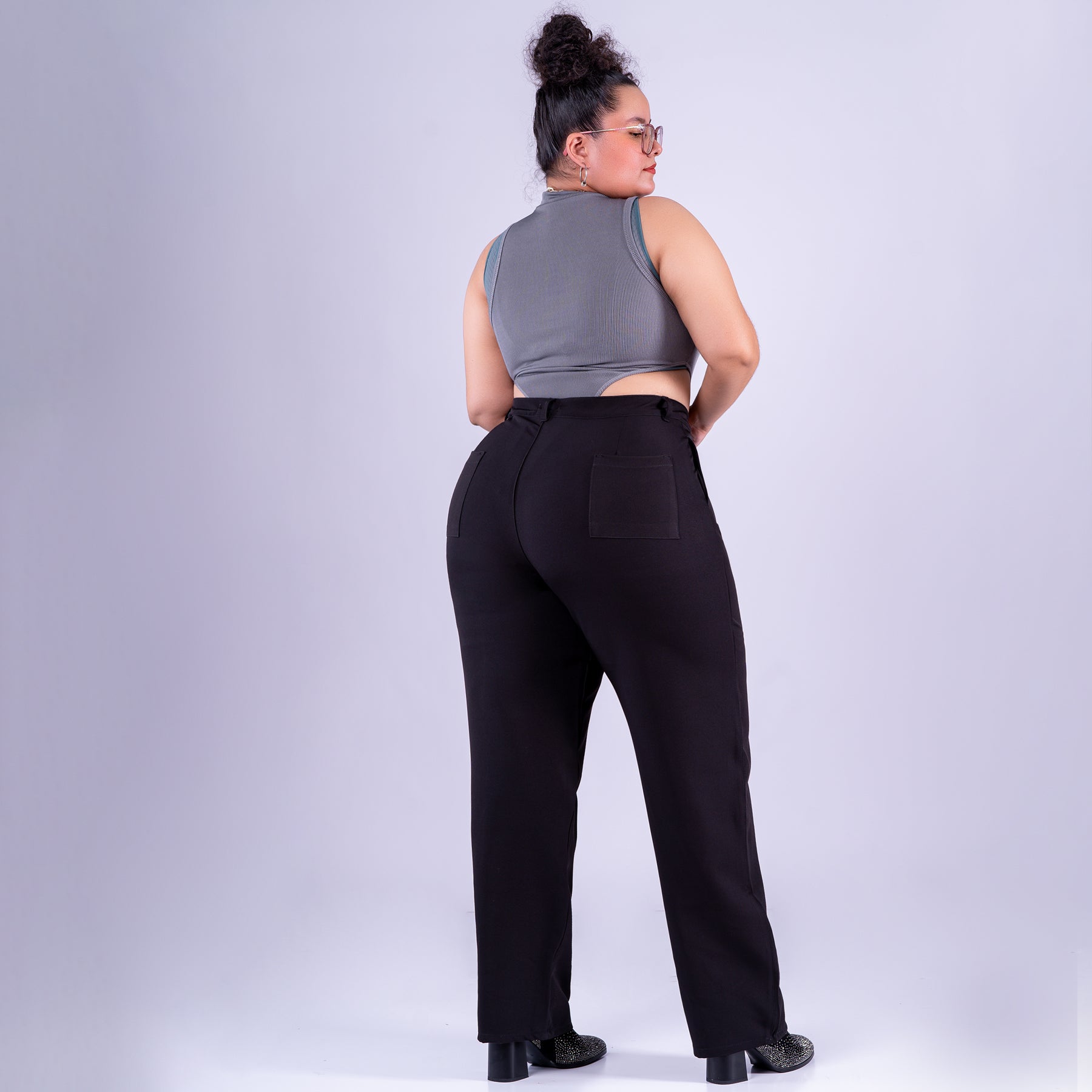 Ref: J-2273 Pantalón shiny flare stretch, bota ancha, tiro alto, tono gris humo