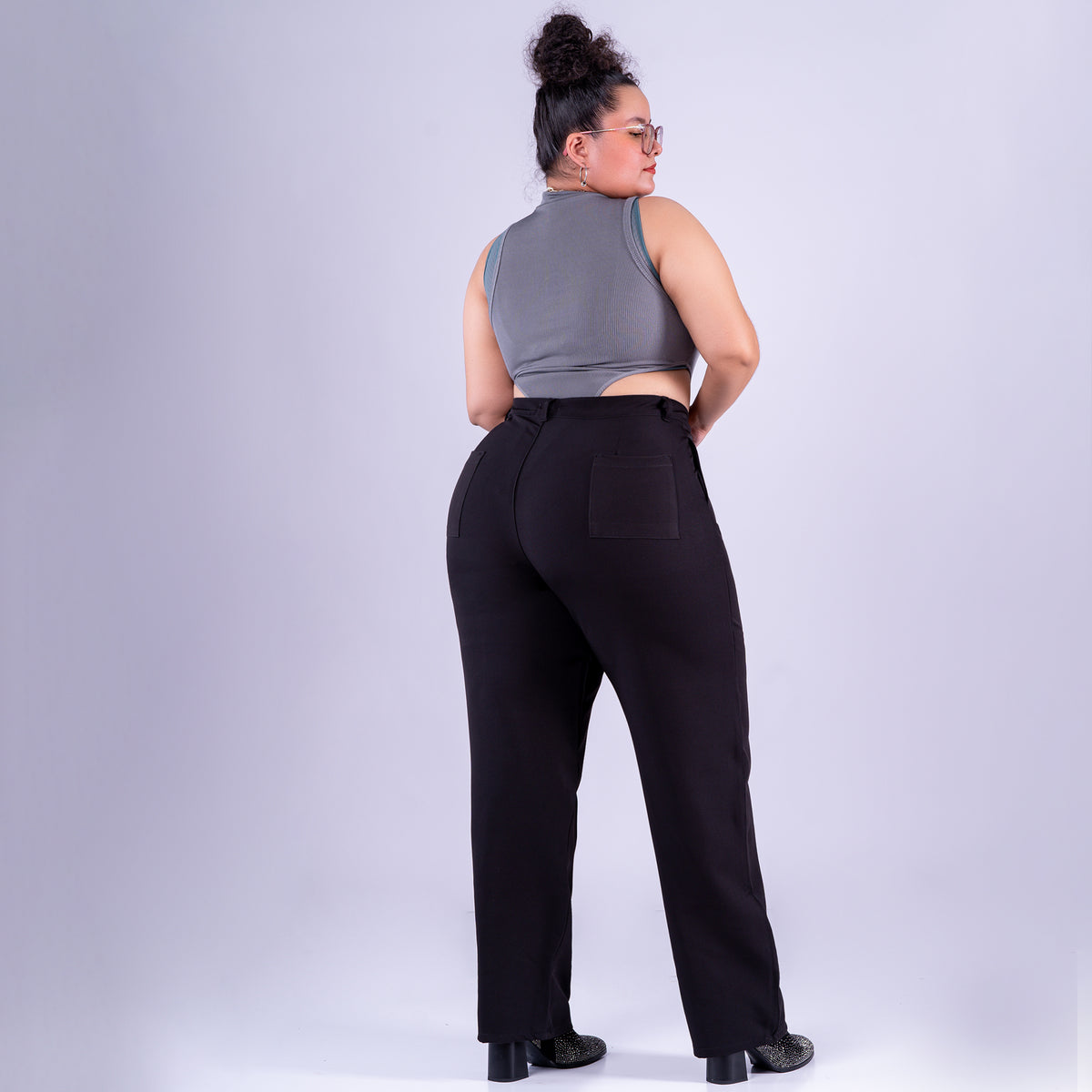 Ref: J-2273 Pantalón shiny flare stretch, bota ancha, tiro alto, tono gris humo