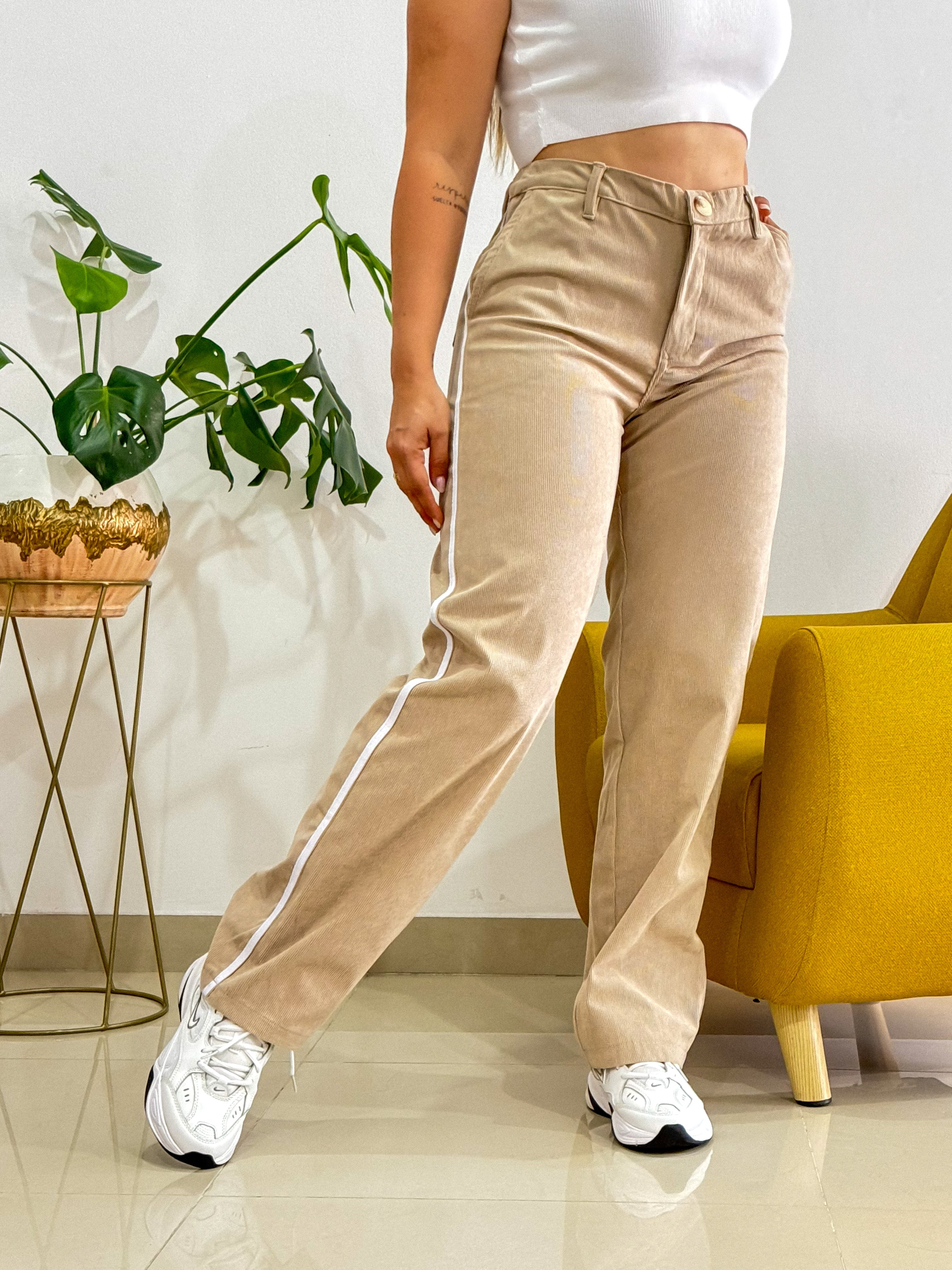 Ref: COR-2755 Pantalón corduroy en bota recta con líneas laterales.