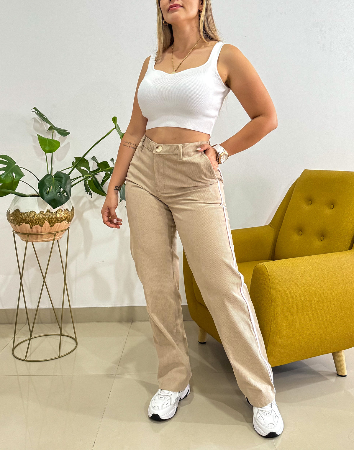 Ref: COR-2755 Pantalón corduroy en bota recta con líneas laterales.