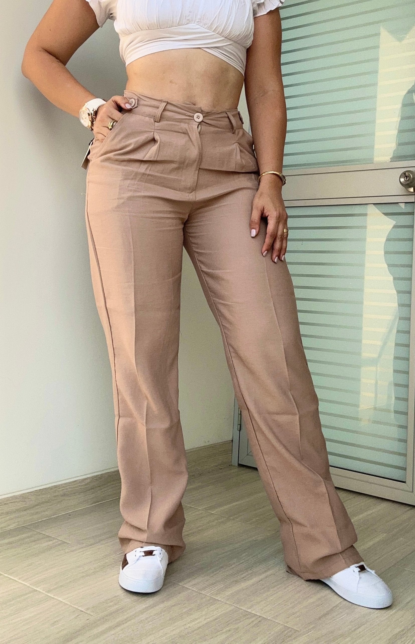 Ref: MIK-2739 Pantalón straight leg, con prenses tono caqui, tiro alto, tejido plano.