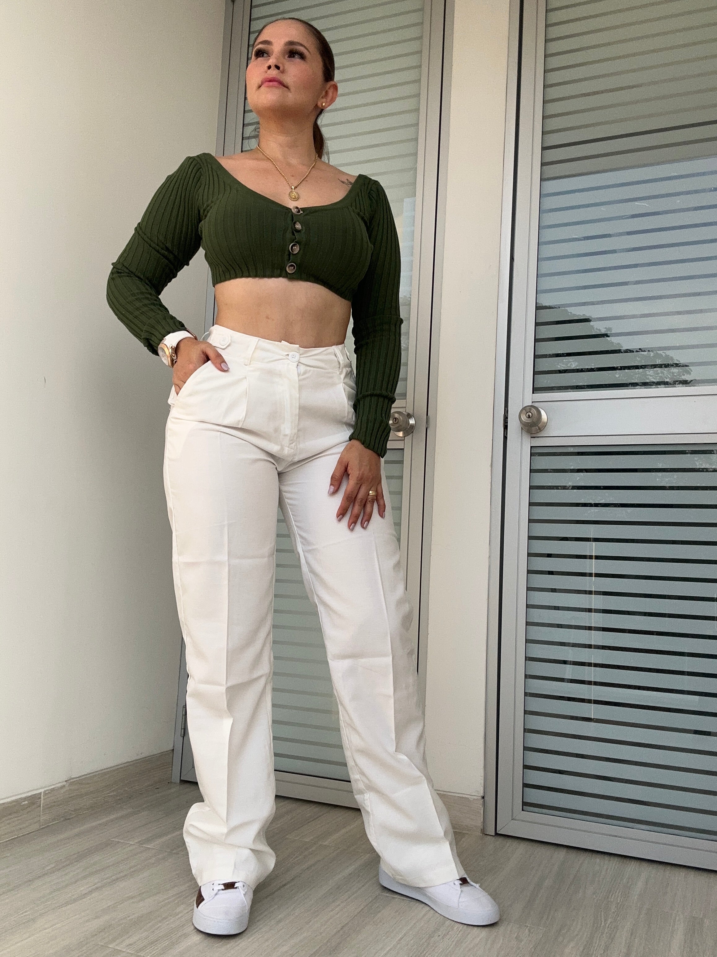 Ref: MIK-2738 Pantalón straight leg, con prenses tono blanco, tiro alto, tejido plano.