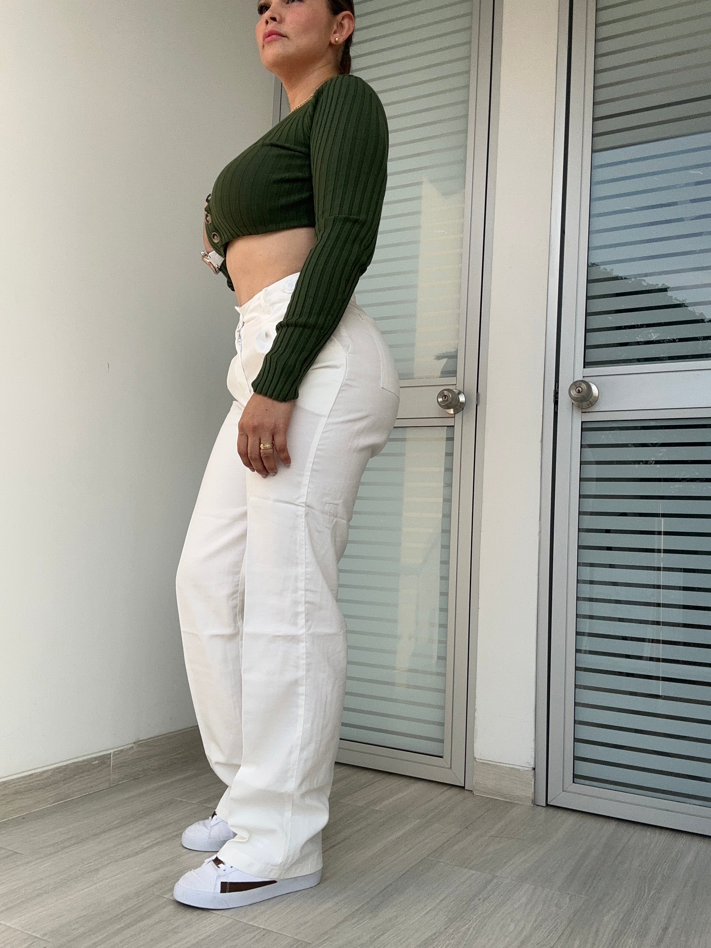 Ref: MIK-2738 Pantalón straight leg, con prenses tono blanco, tiro alto, tejido plano.