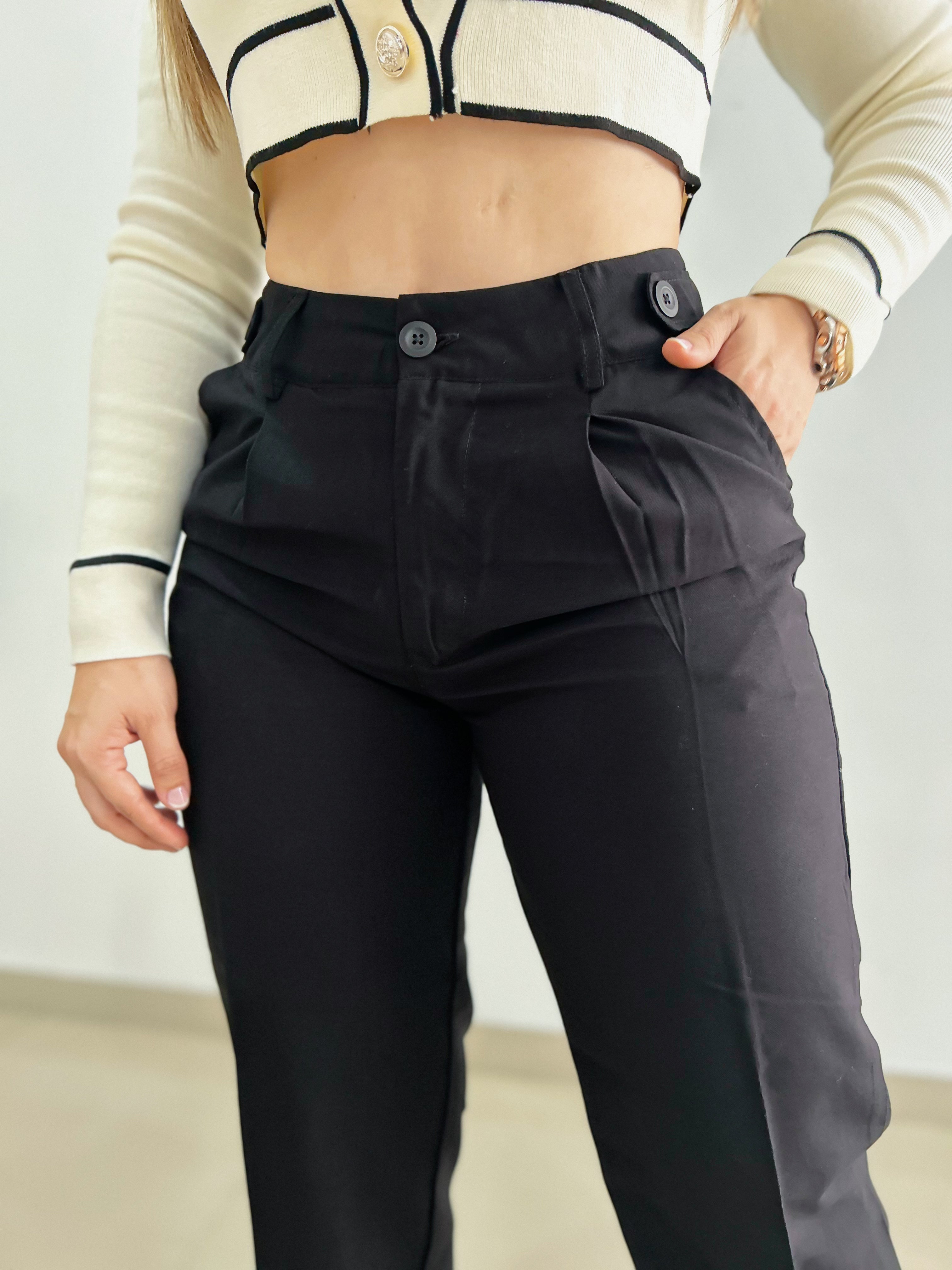 Ref: MIK-2737 Pantalón straight leg, con prenses tono negro, tiro alto, tejido plano.