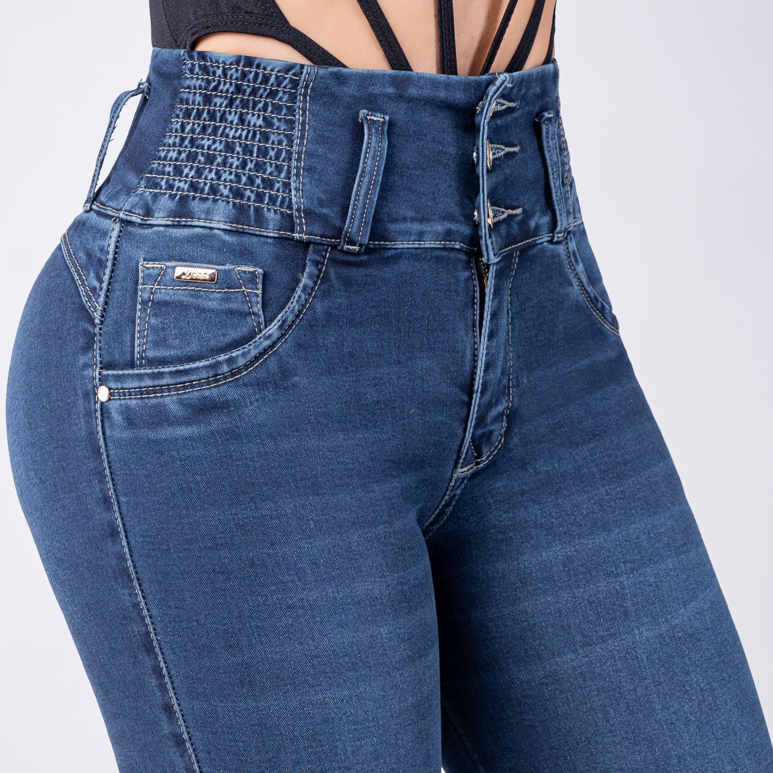 J2292-1 Pantalón skinny en stretch tres botones